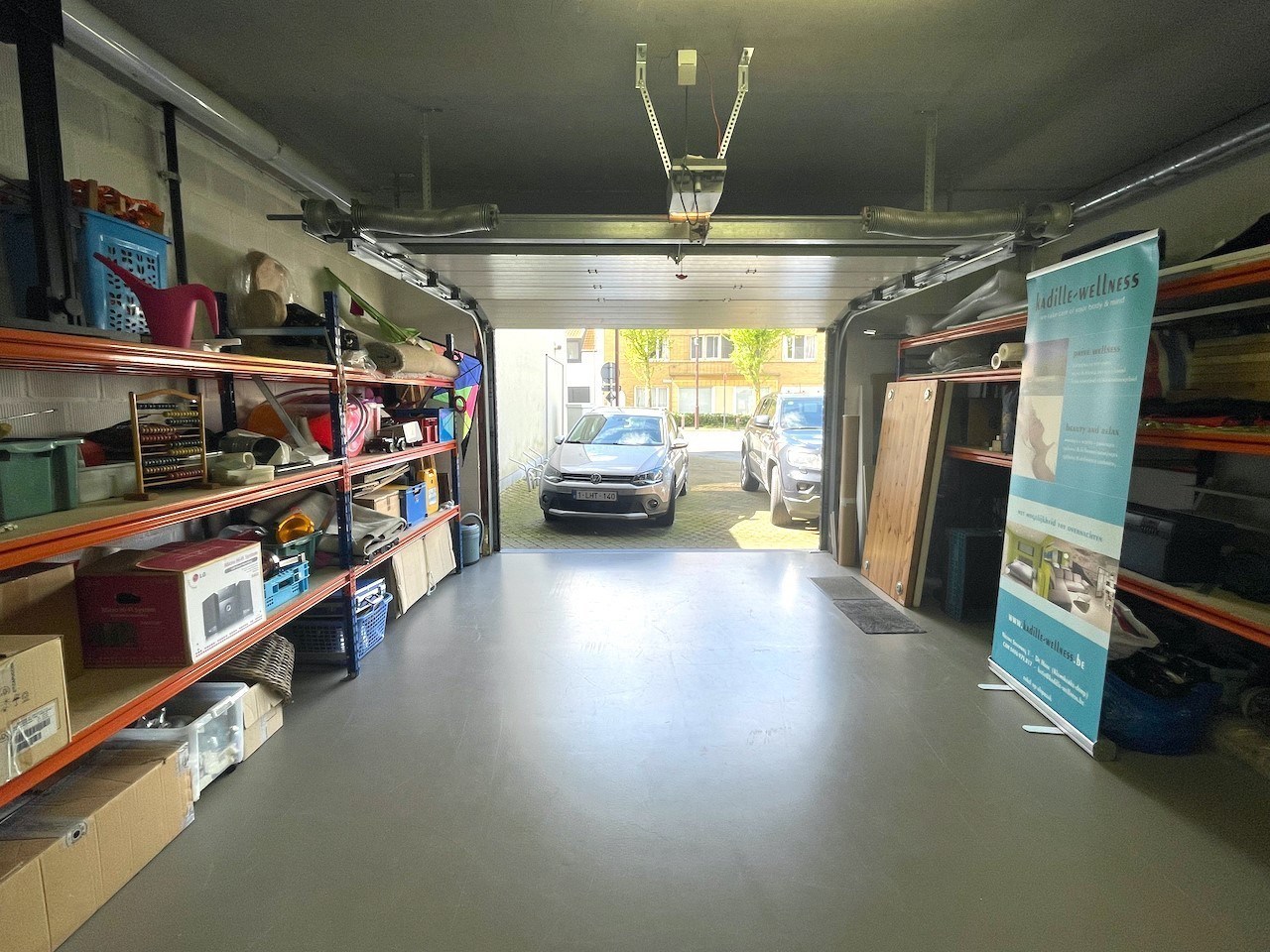 Ruim handelsgelijkvloers met garage, terras, keuken en badkamer te koop in Klemskerke (De Haan) 