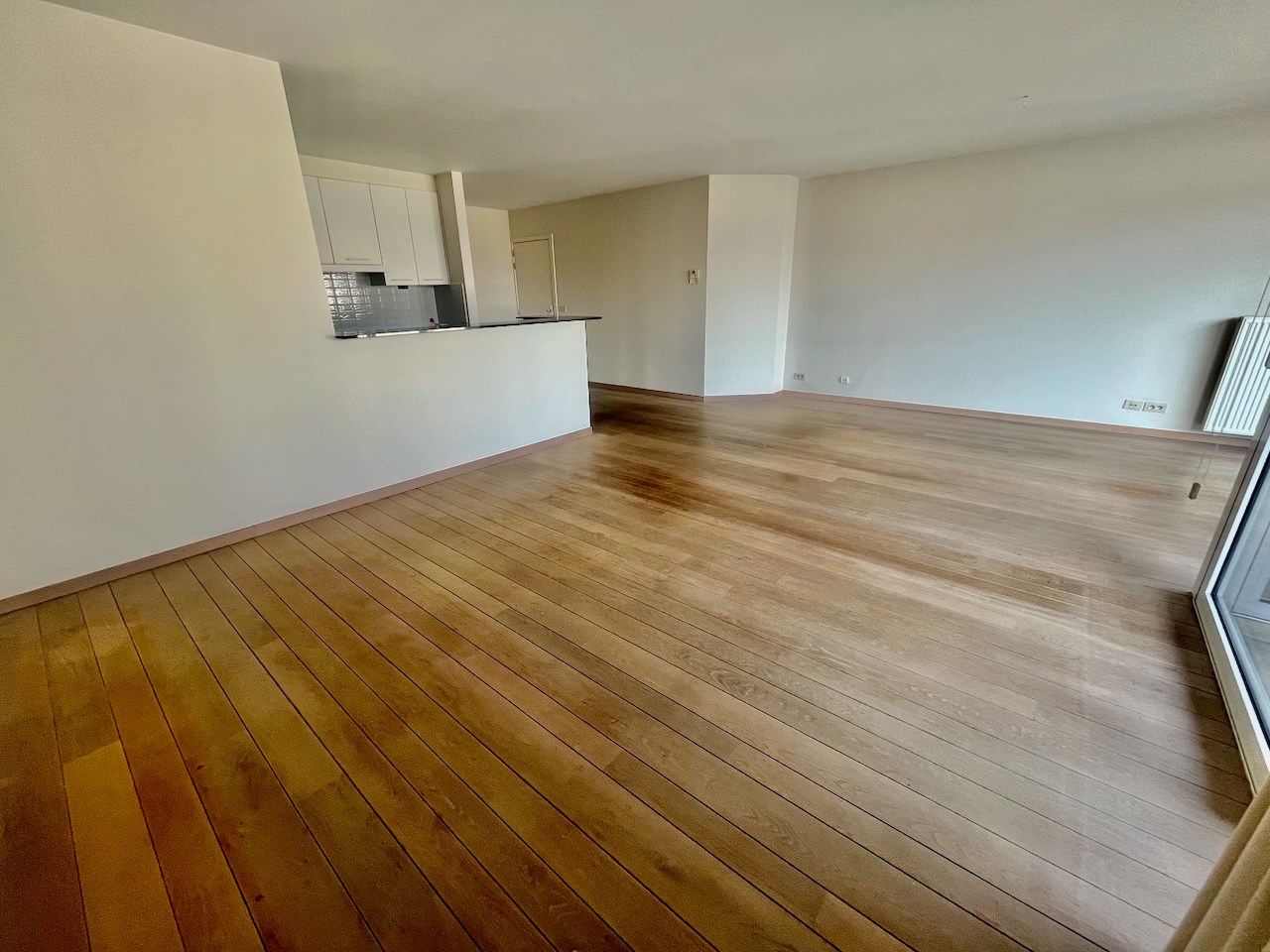 Non-meublé - Grand appartement résidentiel avec une belle vue dégagée, situé en plein centre près de l'avenue Lippens. 