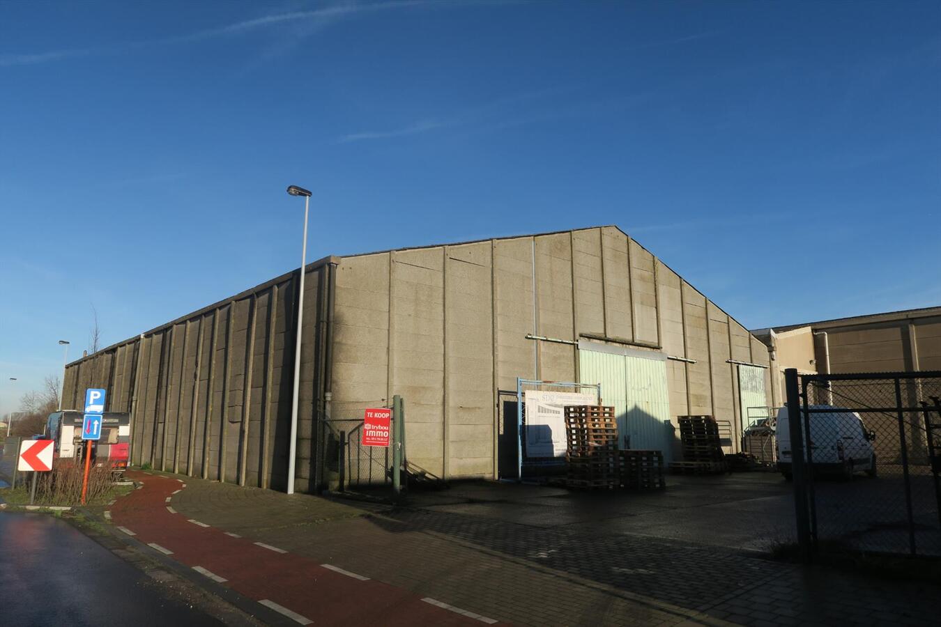 Ruime loods (+-1000m²) gelegen in Industriegebied type II 