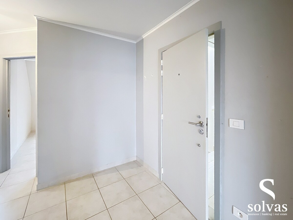 Gezellig dakappartement met terras en twee slaapkamers te hartje Knesselare. 