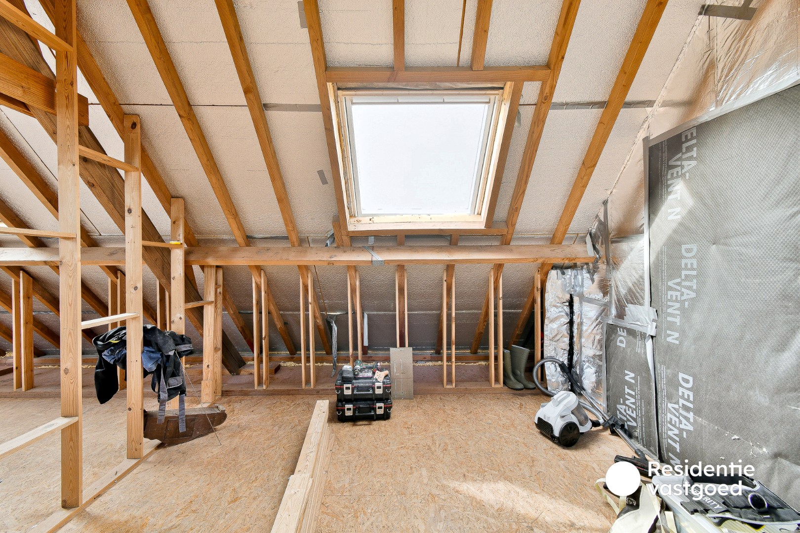 Ruime woning met uitzonderlijk veel mogelijkheden en prachtig zicht vanuit de tuin 