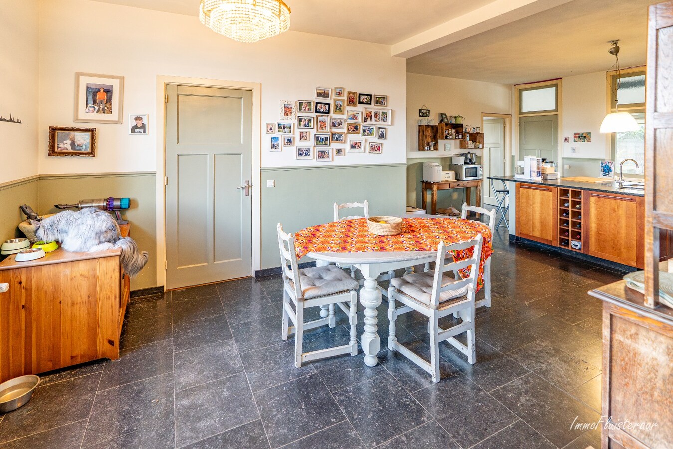 Prachtig landhuis met multifunctioneel bijgebouw, stallen en piste op ca. 5.000 m2 te Ravels (mogelijkheid tot aankoop aanpalende ca. 1 ha landbouwgrond) 