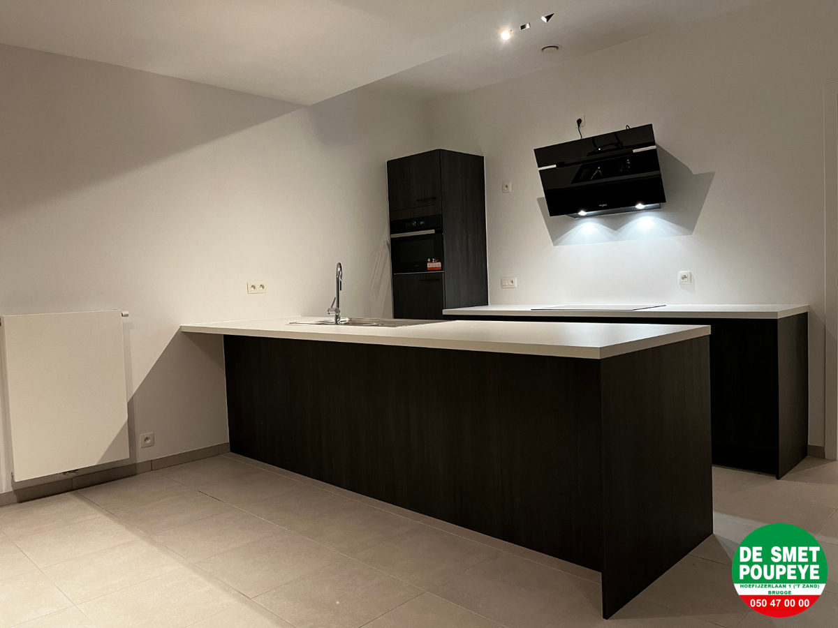 alt=zwarte, moderne keuken