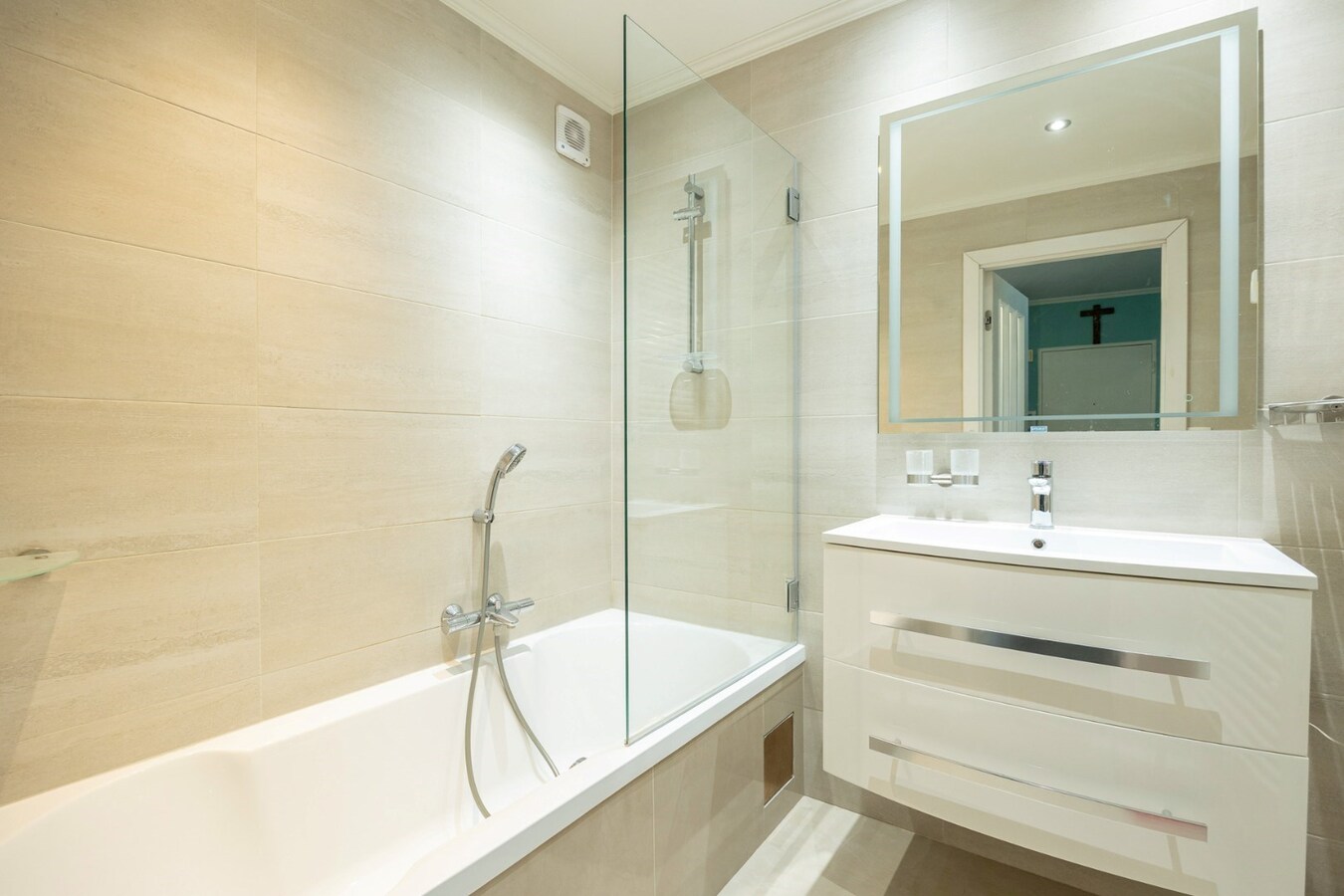 Modern appartement met twee slaapkamers en terras te Deurne! 