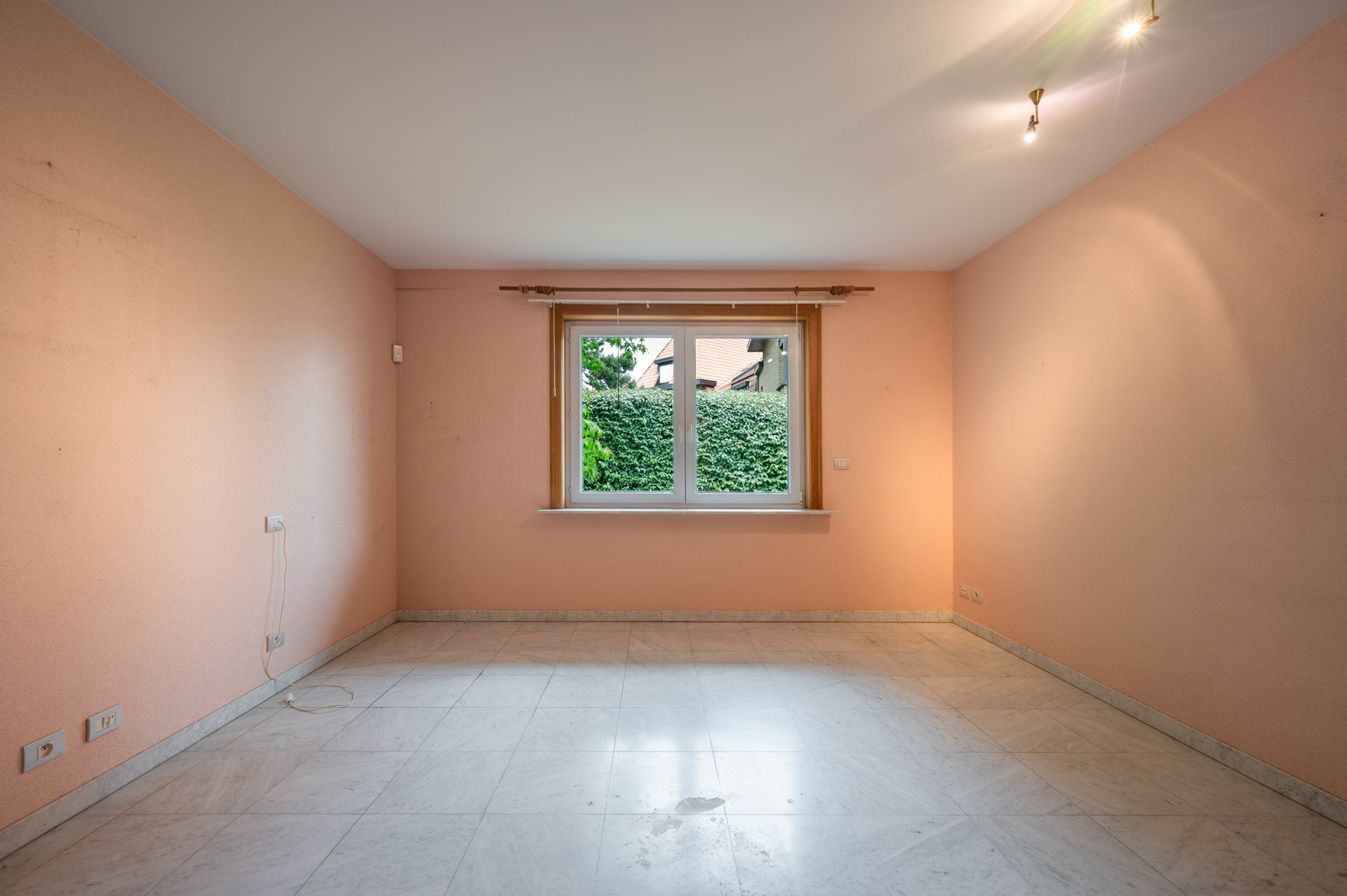 Ontdek deze karaktervolle villa, rustig gelegen in het gegeerde Duinbergen, op wandelafstand van het strand (incl. zeer ruime dubbele inpandige garage) 