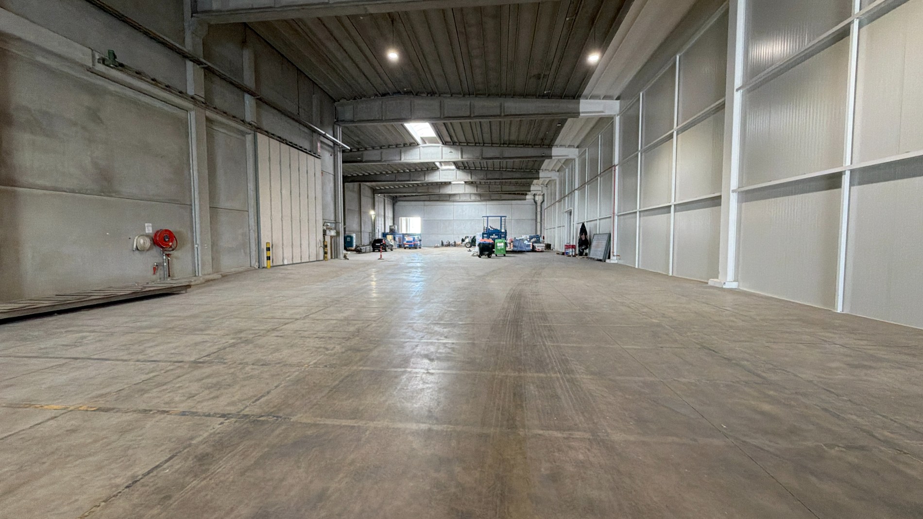 Magazijn met laadkade en nieuwbouw kantoren in haven Antwerpen