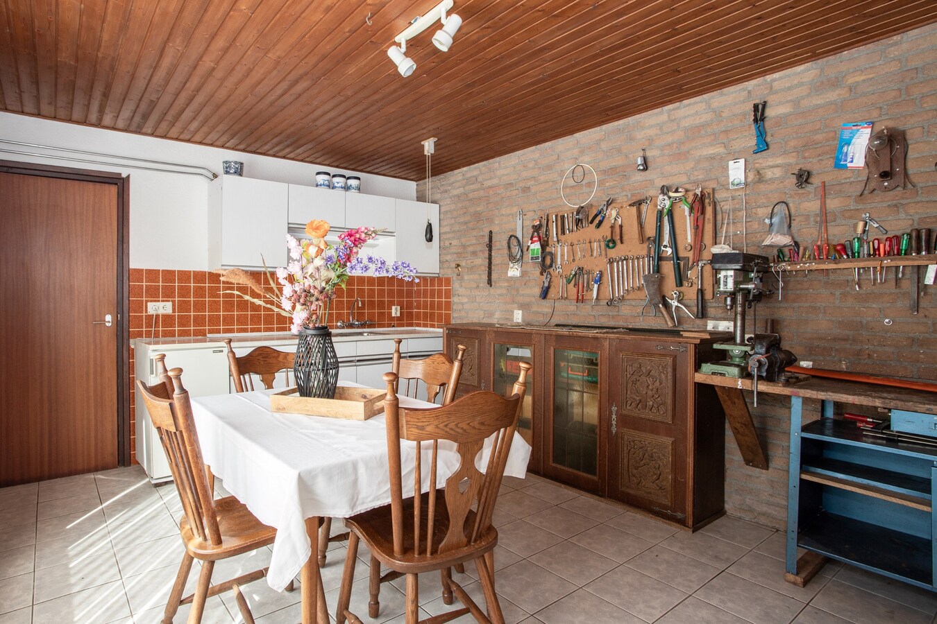 Royale halfvrijstaande woning met uitzicht over de landerijen, op korte afstand van het centrum. 