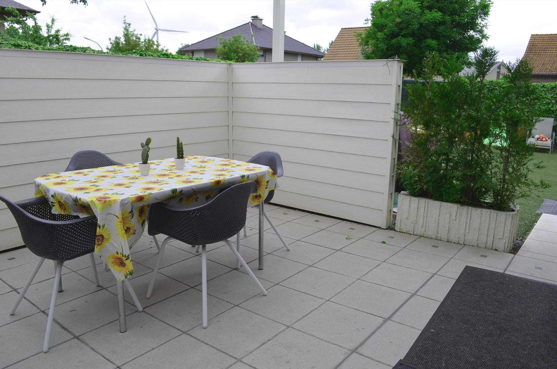 Totaal vernieuwde bungalow met  3 slpks, garage en tuin  rustig gelegen te Ertvelde 