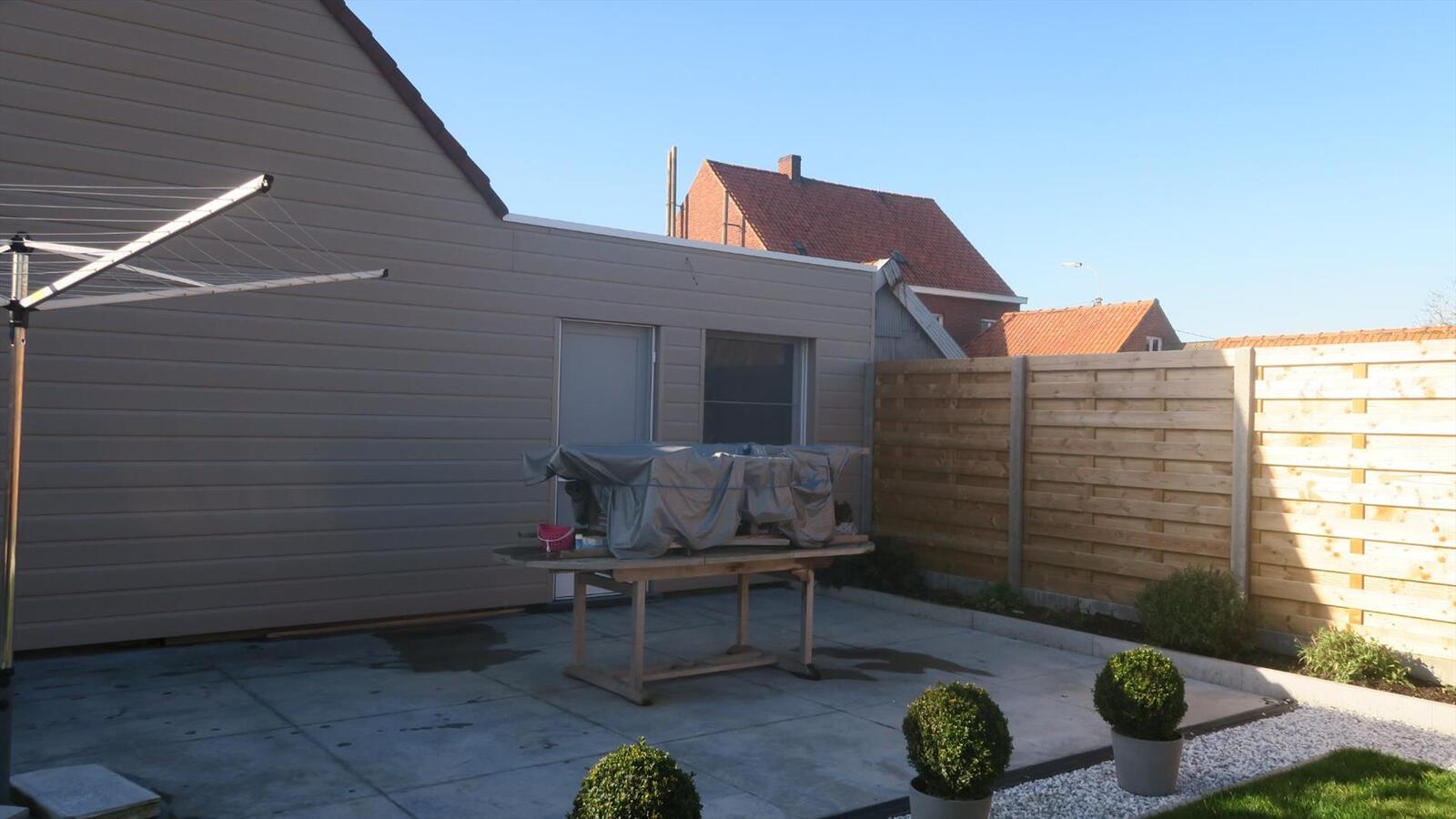 Volledig vernieuwde, geïsoleerde woning met dubbele garage 