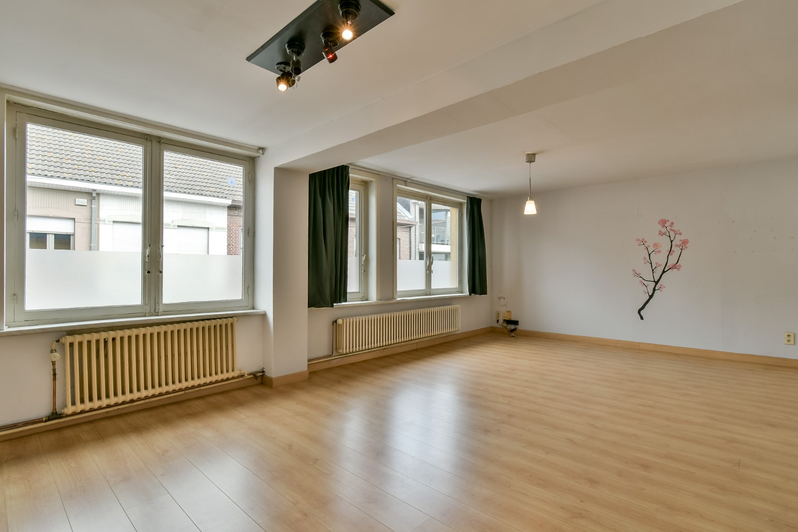 Ruime woning met handelsgedeelte op gunstige ligging in centrum! 