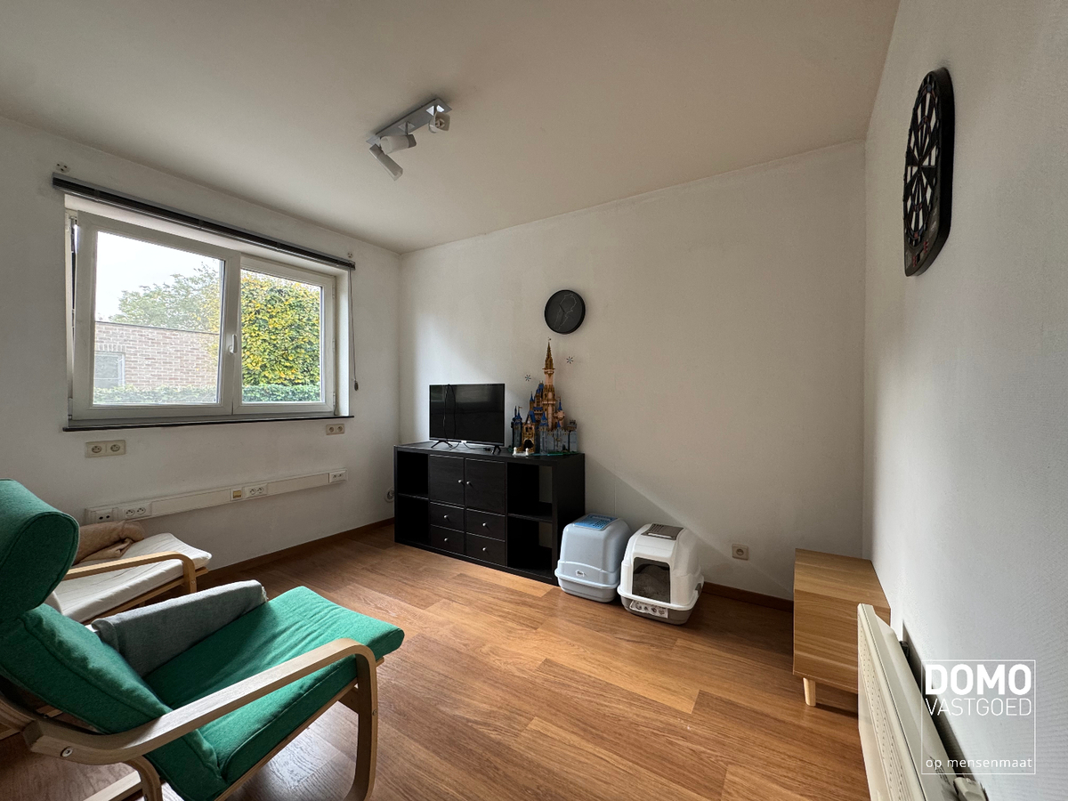 RUIM GELIJKVLOERS APPARTEMENT MET 2 SLAAPKAMERS, INLOOPDRESSING, PRIVATIEF TERRAS EN PARKEERPLAATS IN DIEPENBEEK 