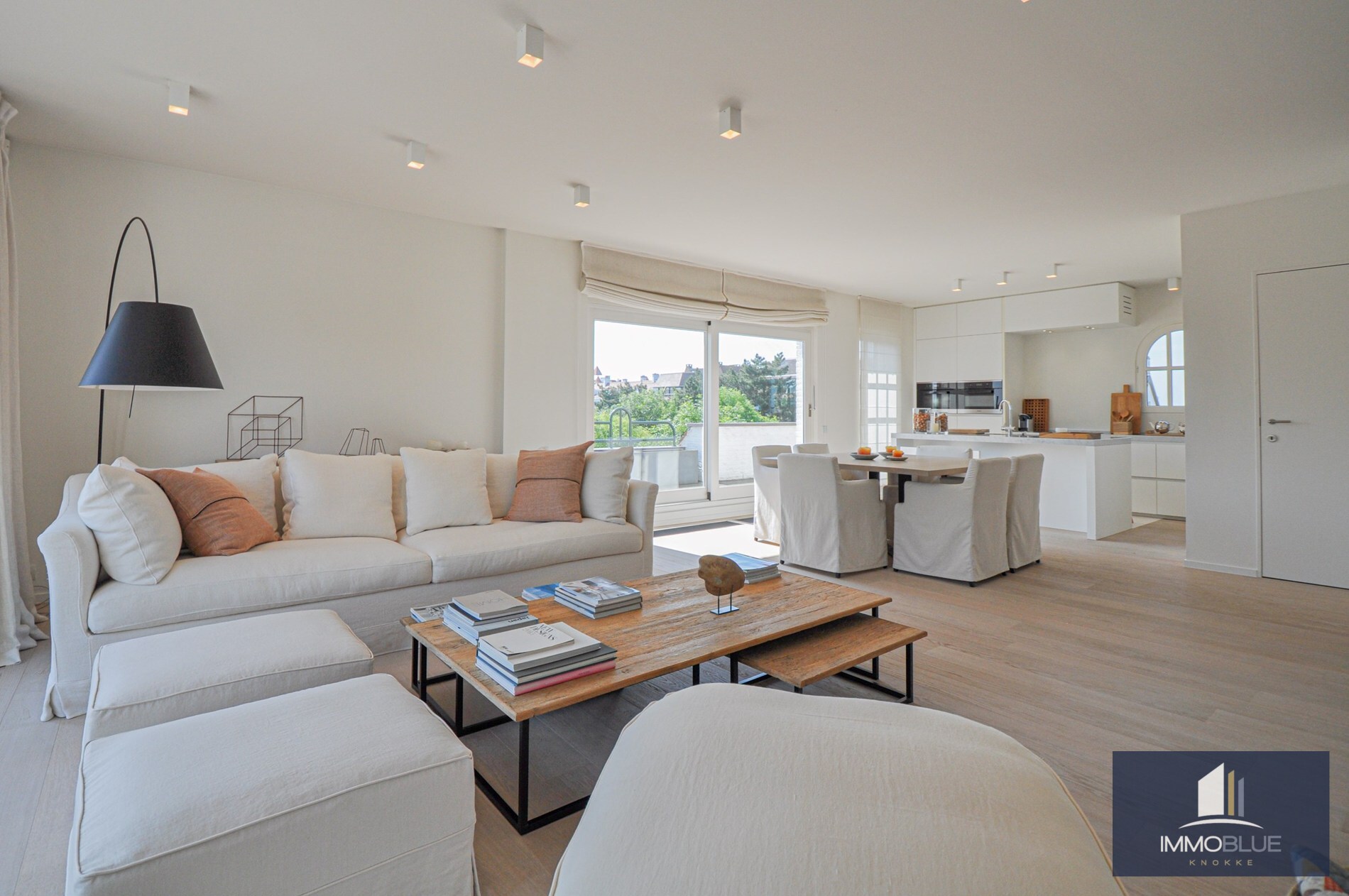 "Sublime appartement d'angle avec de spacieuses terrasses situé dans le prestigieux domaine Tennis Garden." 