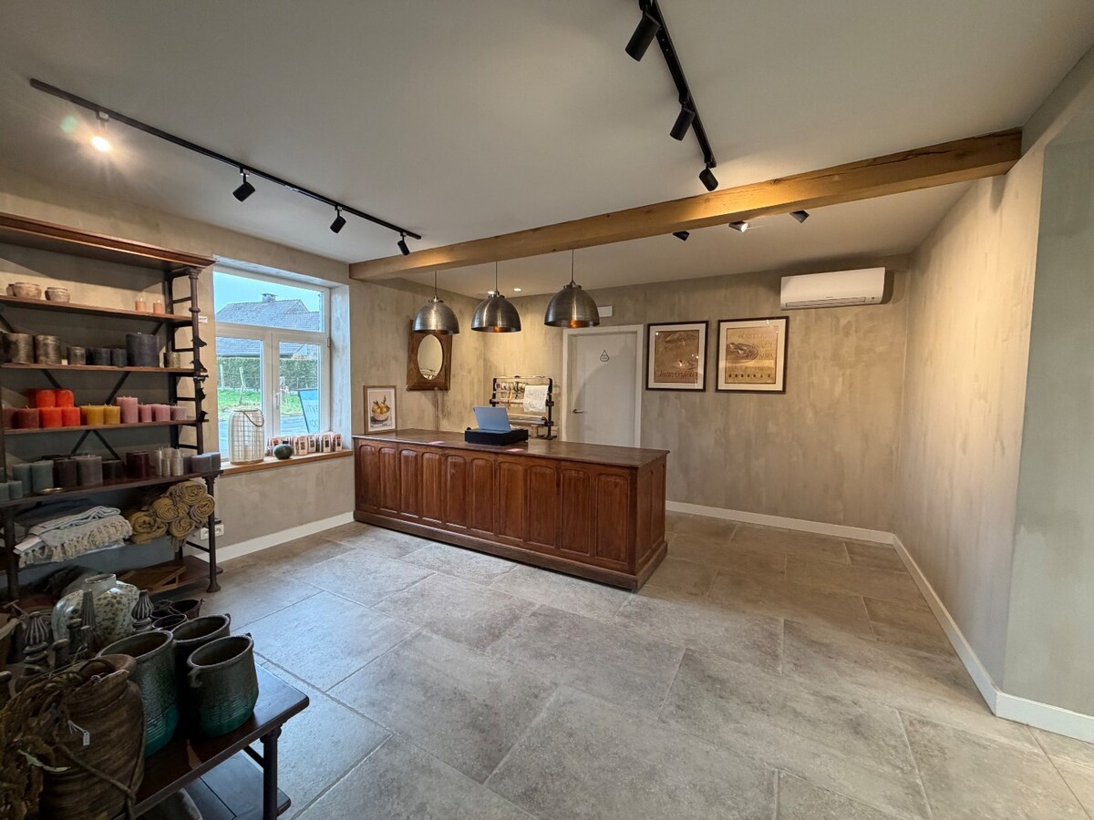 Multifunctioneel commercieel pand op toplocatie. 