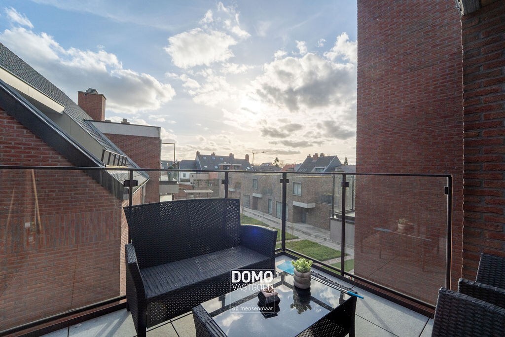 Instapklaar en lichtrijk 2-slaapkamerappartement met zonnig terras en parking in Diepenbeek 