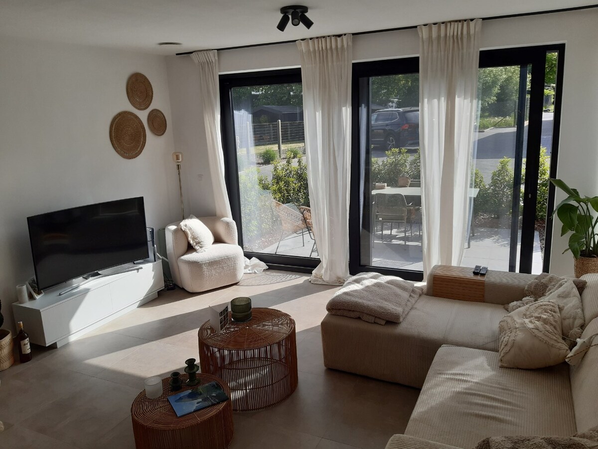 Gelijkvloers appartement met terras. 