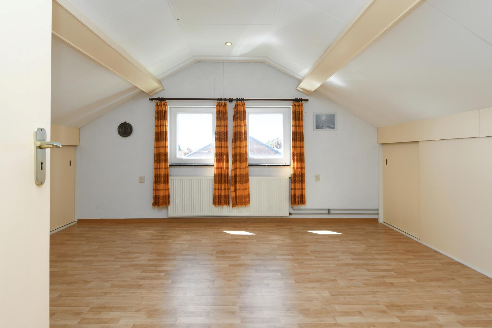 Verrassend ruime levensloopbestendige woning met vier slaapkamers, terras en souterrain met ruime hobbyruimte en inpandige garage. 