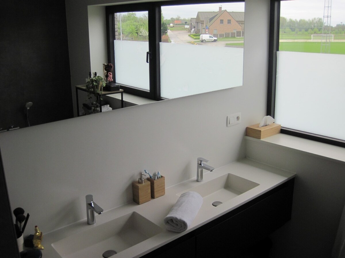 Eigentijdse Half Open Bebouwing met tuin en terras. 