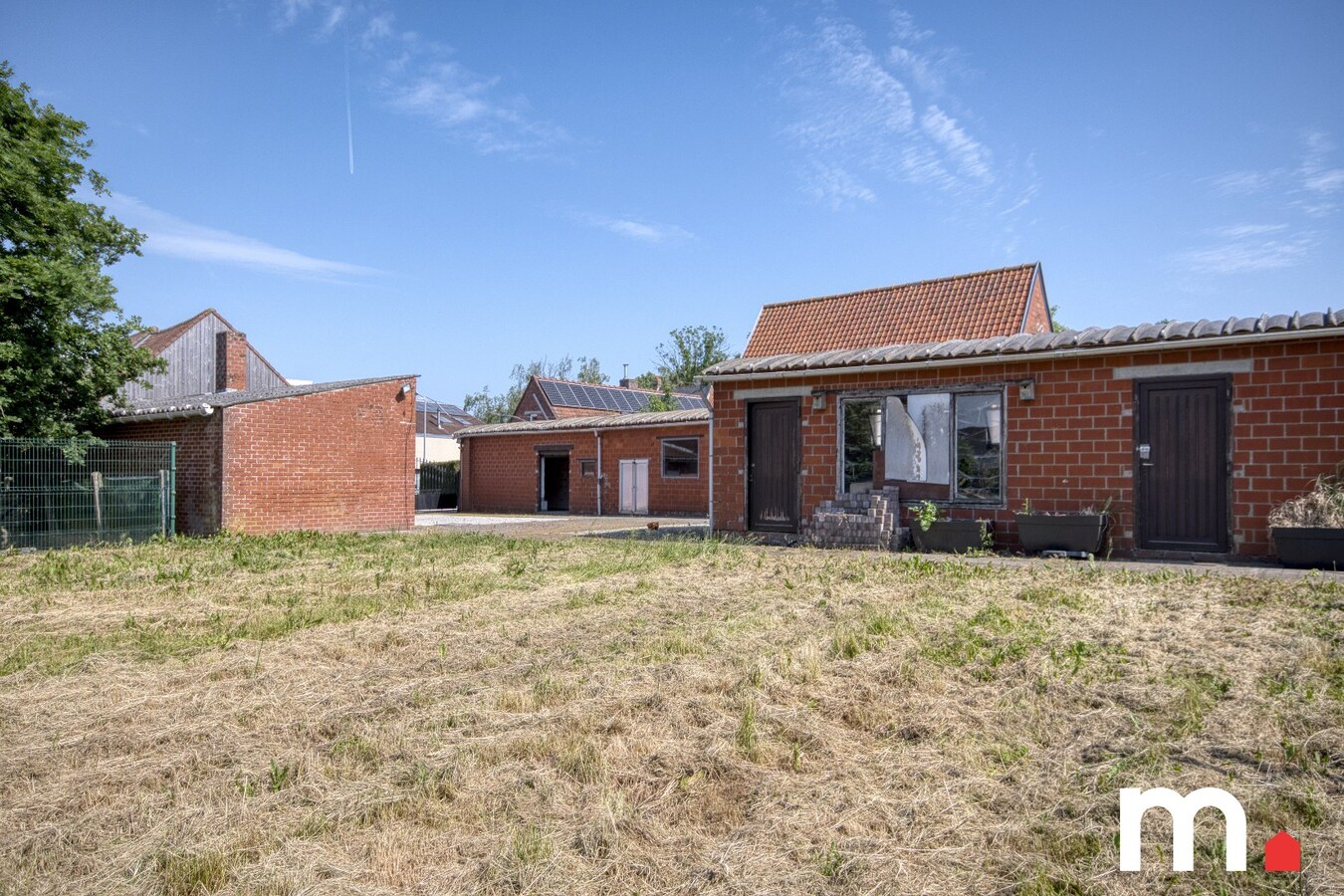 Charmante en ruime woning met grote tuin op 1.218 m² in het gezellige Lendelede met LOODS ! 