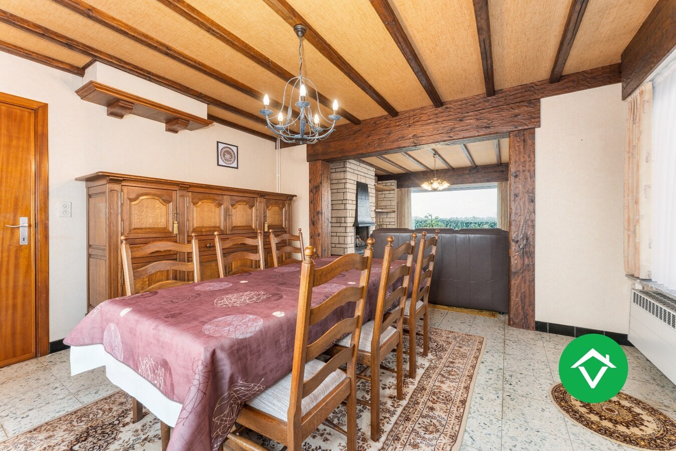 Op te frissen gezinswoning met twee garages en landelijk zicht te Eernegem 