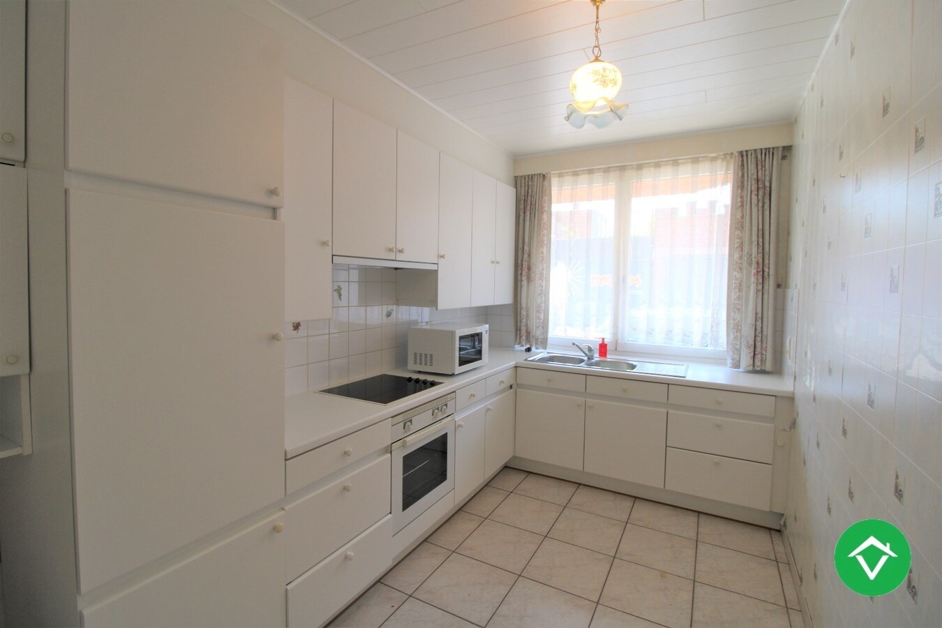 Gelijkvloers appartement met 2 slaapkamers en garage in centrum Roeselare 