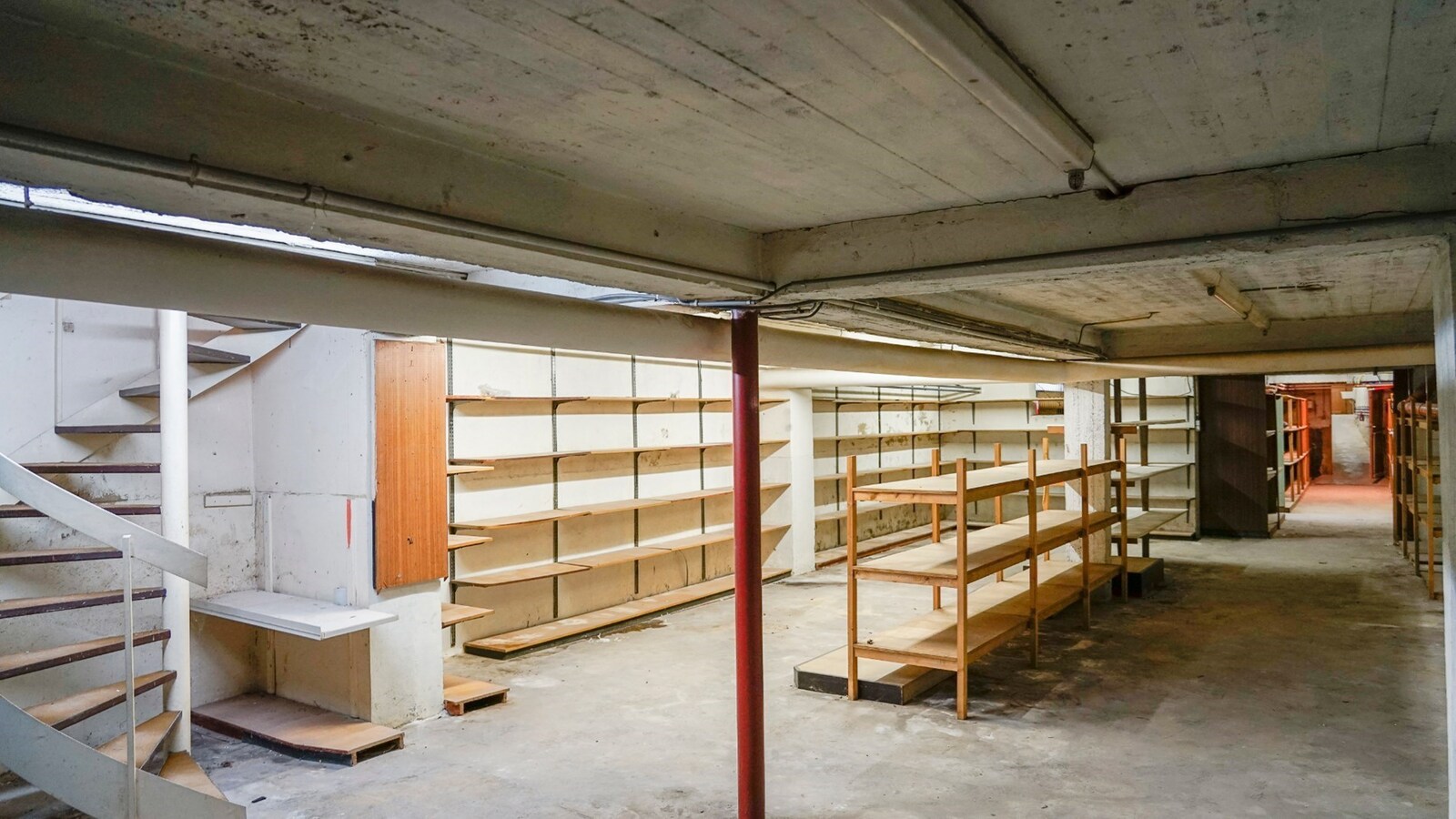 Handelsgelijkvloers, met mooie  etalage,  grote kelder 