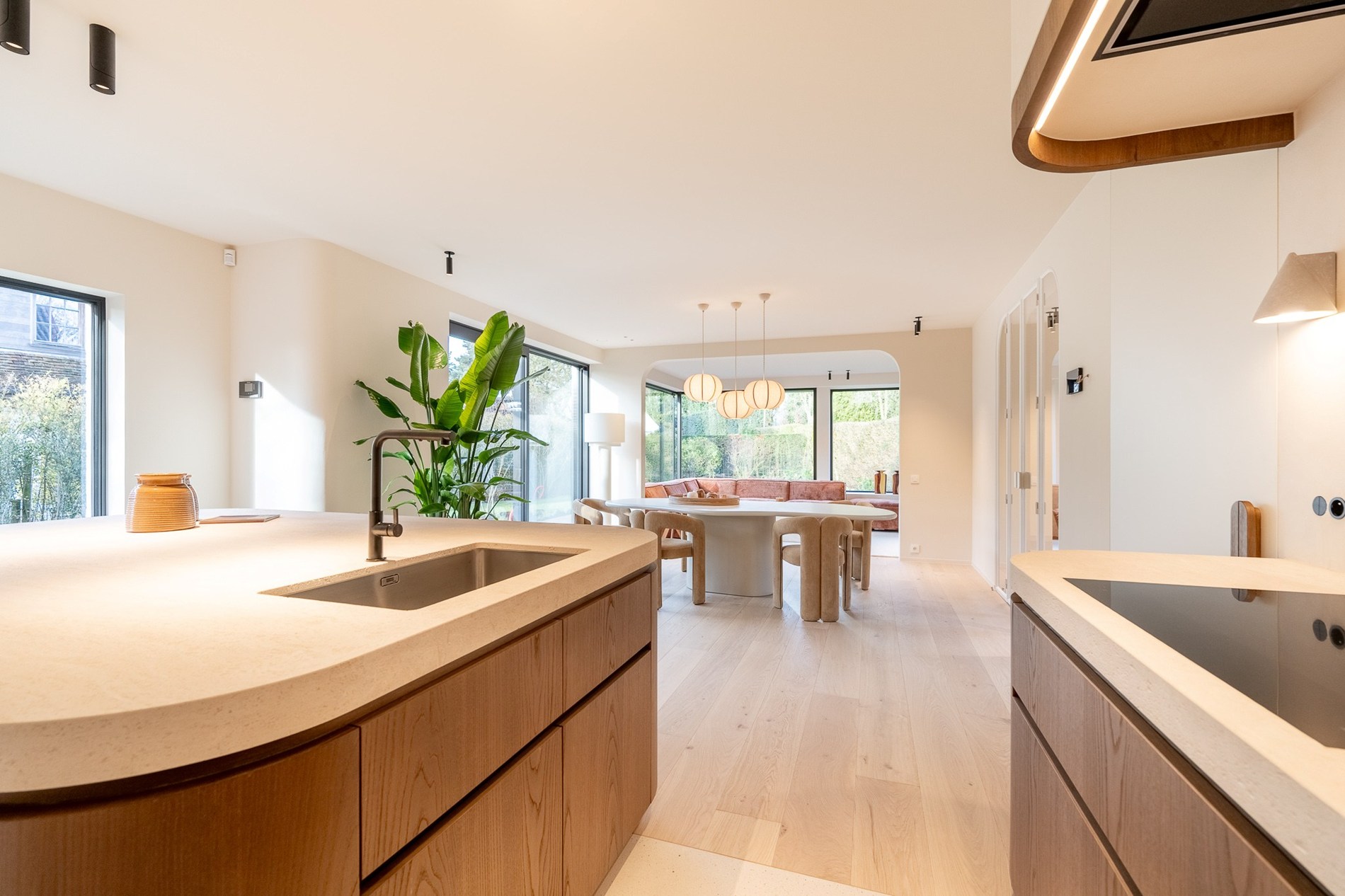 Luxueus gerenoveerde koppelvilla met zwembad in de Noordzeelaan te Knokke. 