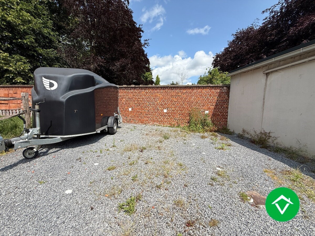 Gelijkvloers appartement op een centrale ligging met één slaapkamer, tuin en autostaanplaats te Roeselare 