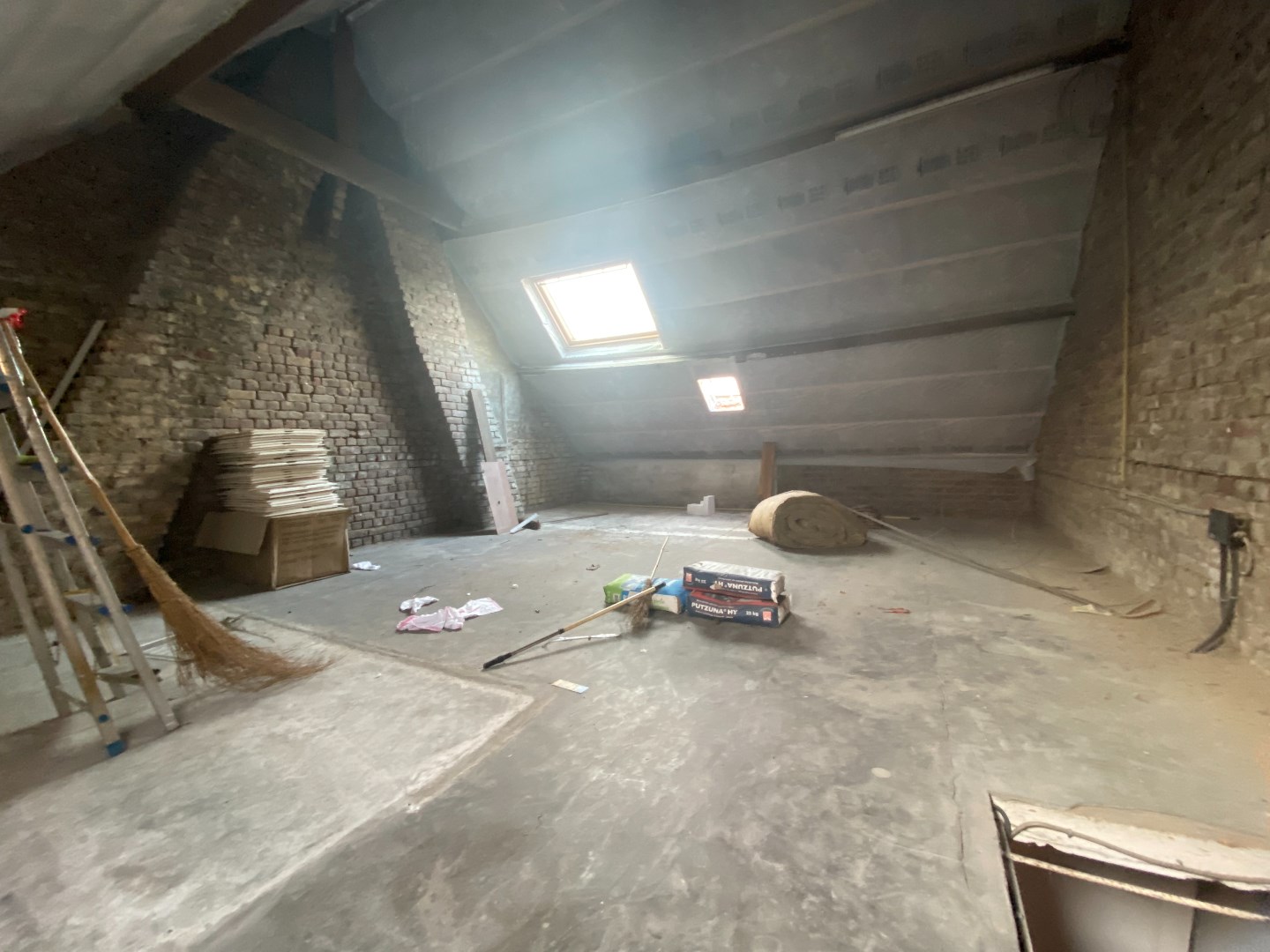 Te renoveren hoekwoning met grote tuin 