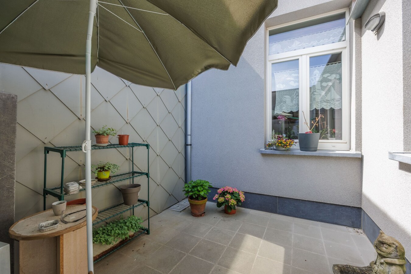 Instapklare woning met garage nabij de zeedijk – energiezuinig en centraal gelegen. 