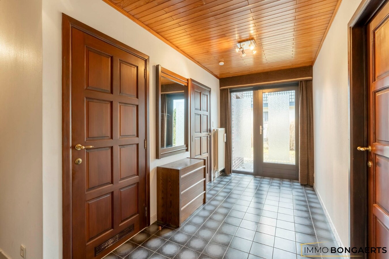 Ruime woning met 3 slaapkamers, tuin, terras en garage. 