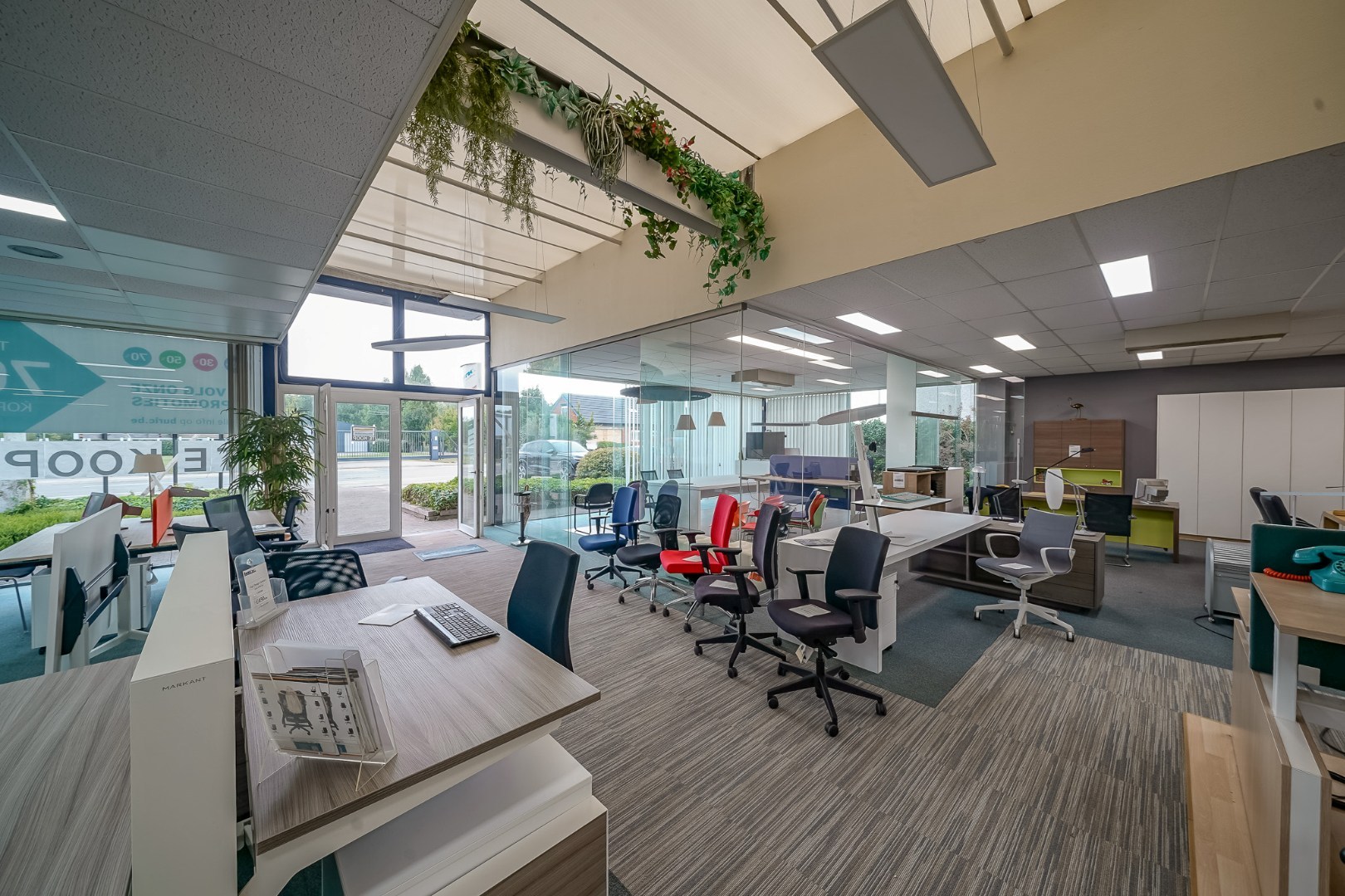 Winkelruimte met magazijn en woonst te Oostende 