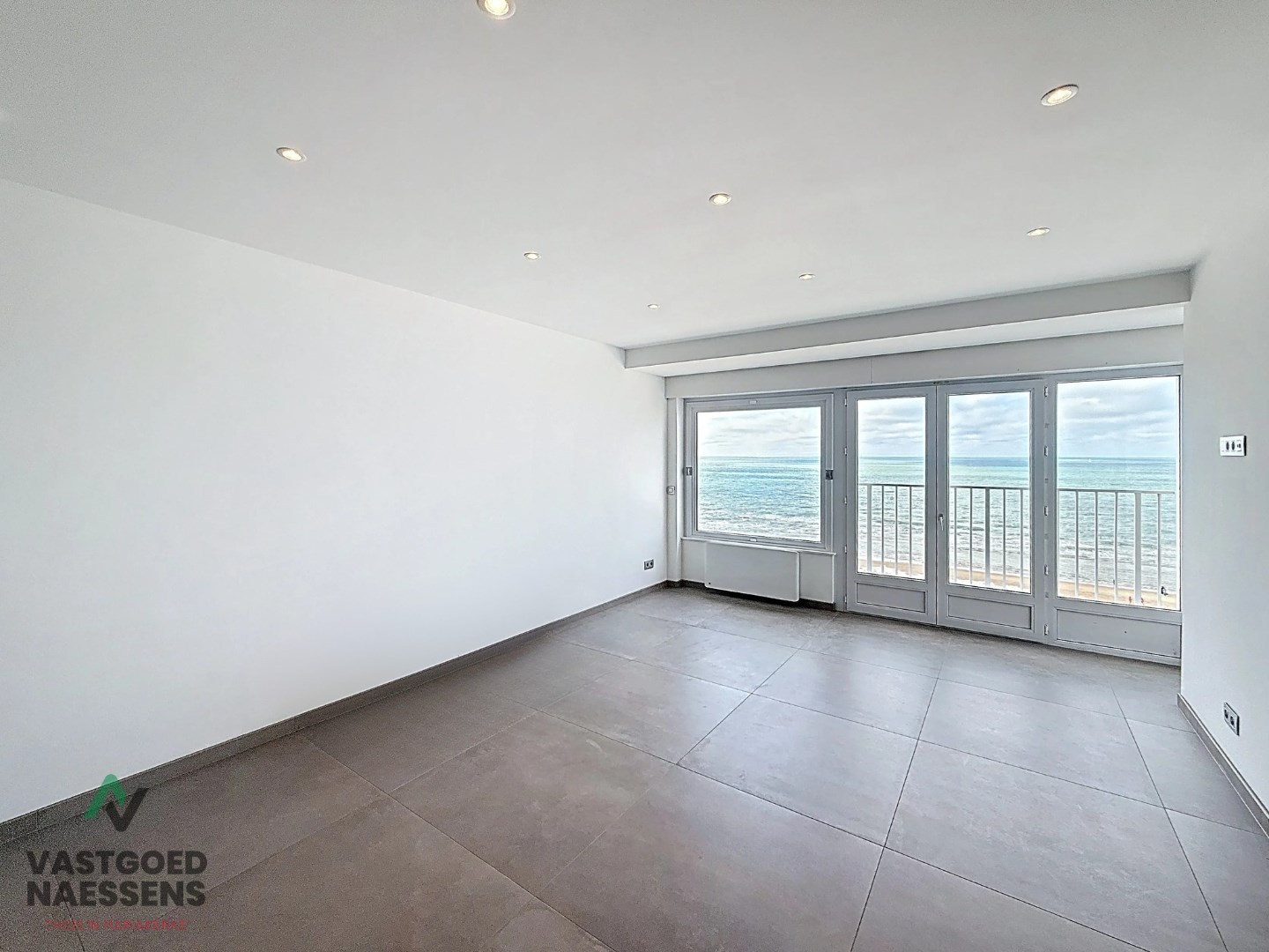 STUDIO RÉNOVÉ AVEC VUE SUR LA MER 