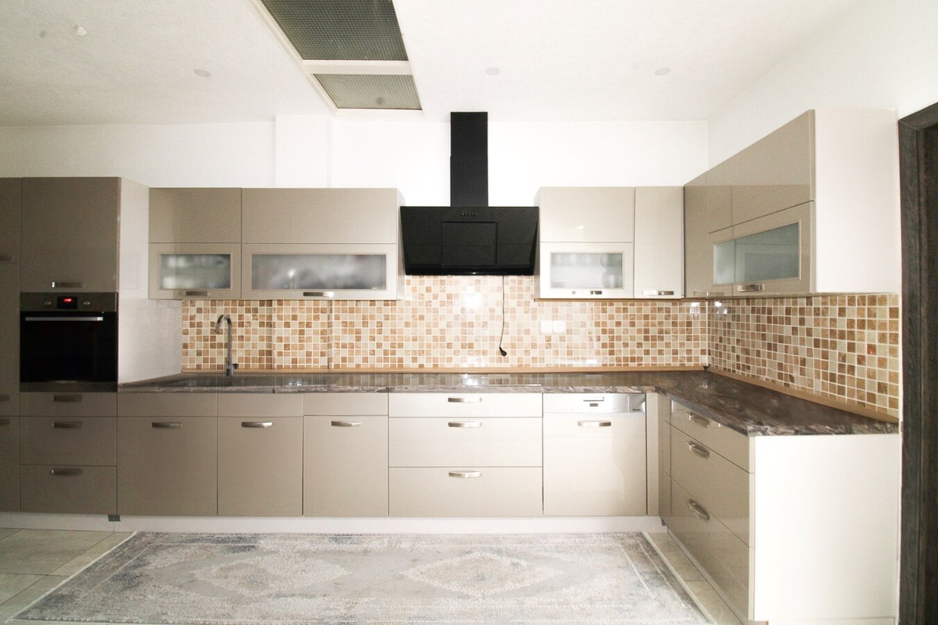 Verrassend ruime gezinswoning met energielabel B, vier slaapkamers en een uitgestrekte diepe tuin te koop in Sint-Niklaas! 