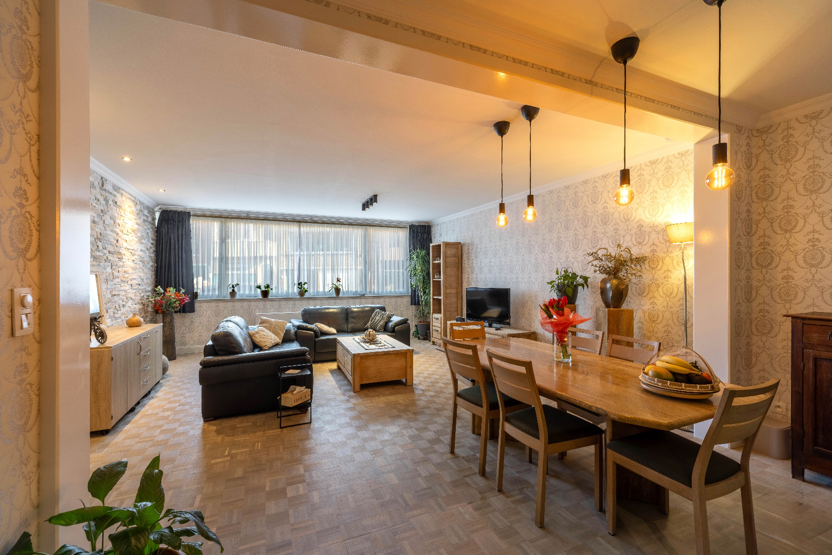 Instapklaar gelijkvloers appartement met tuin en parking in Sint-Amandsberg 