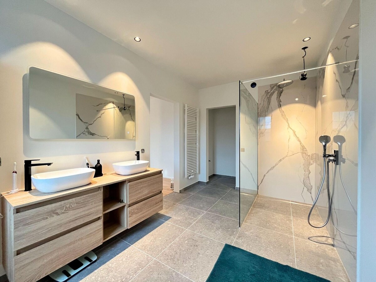 Nieuwbouwwoning (onder registratierechten) met 5 slaapkamers en 4 badkamers te Heulebrug 