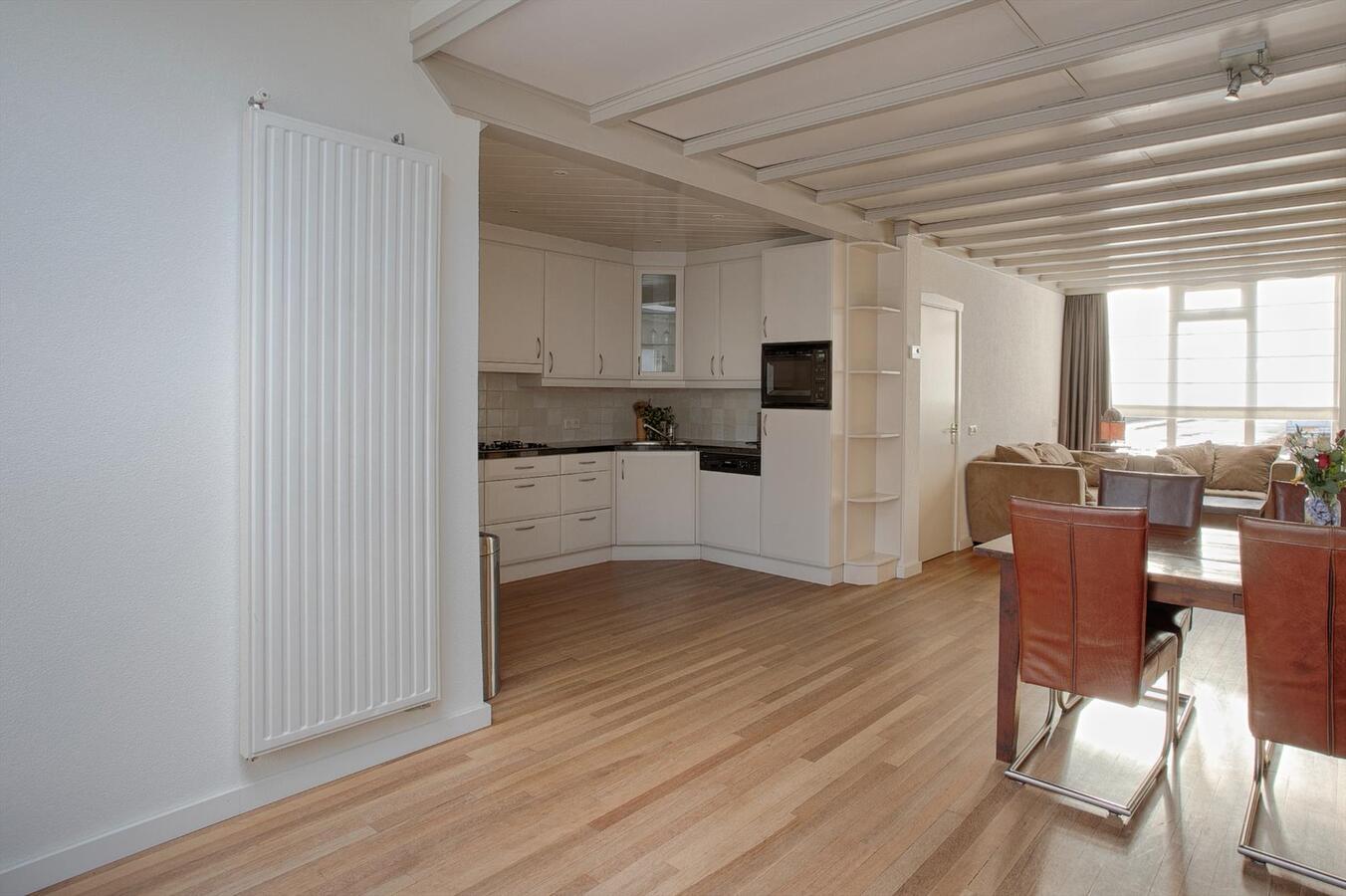 Ruim uitgebouwde hoekwoning met garage, berging, carport en vrije achterom gelegen in een rustige, kindvriendelijke straat tegenover een speelveld op 218 m² aan de Kievit 5 te Luyksgestel. 