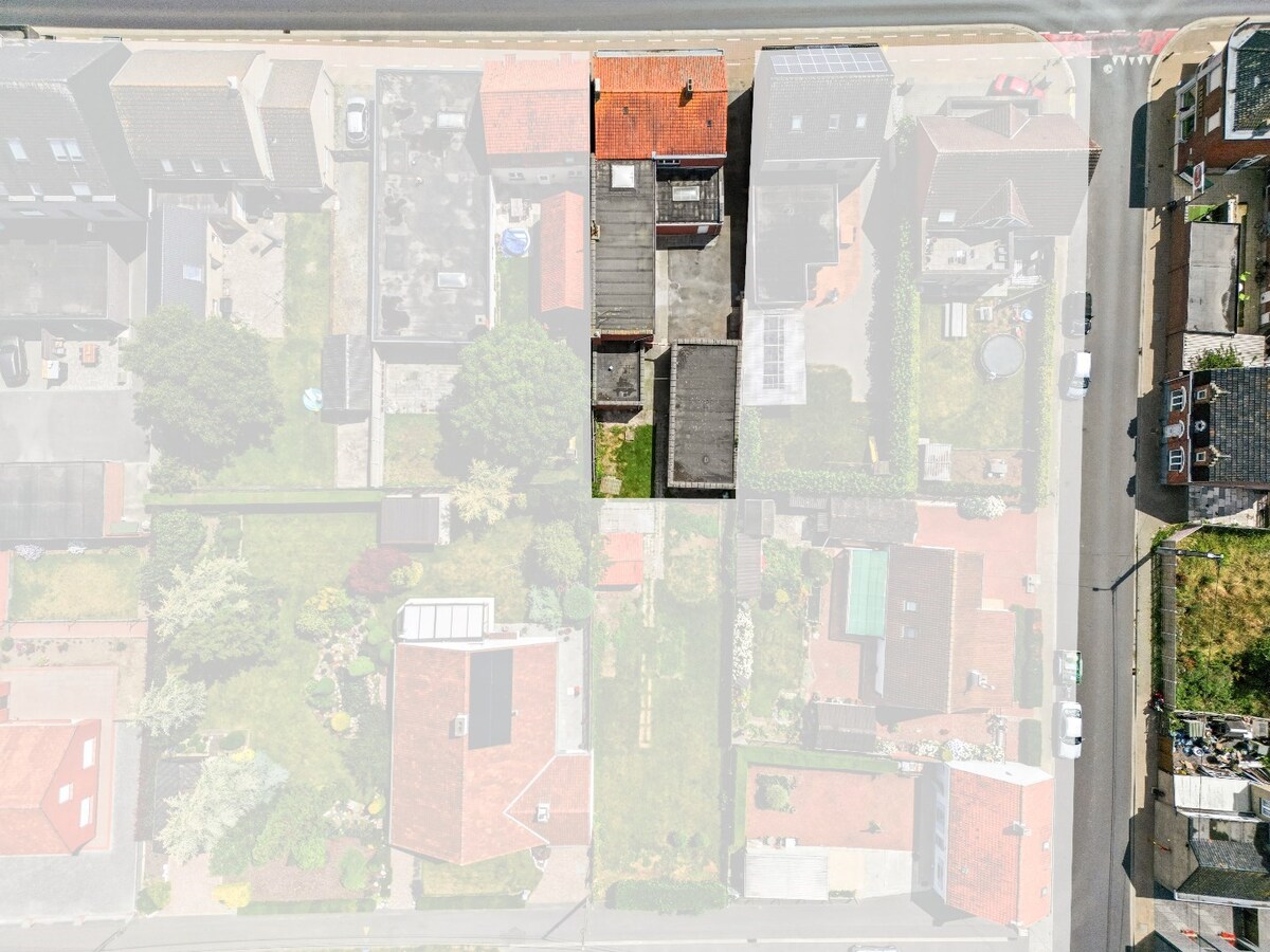 Ruime handelspand met woonst op commerciële ligging 