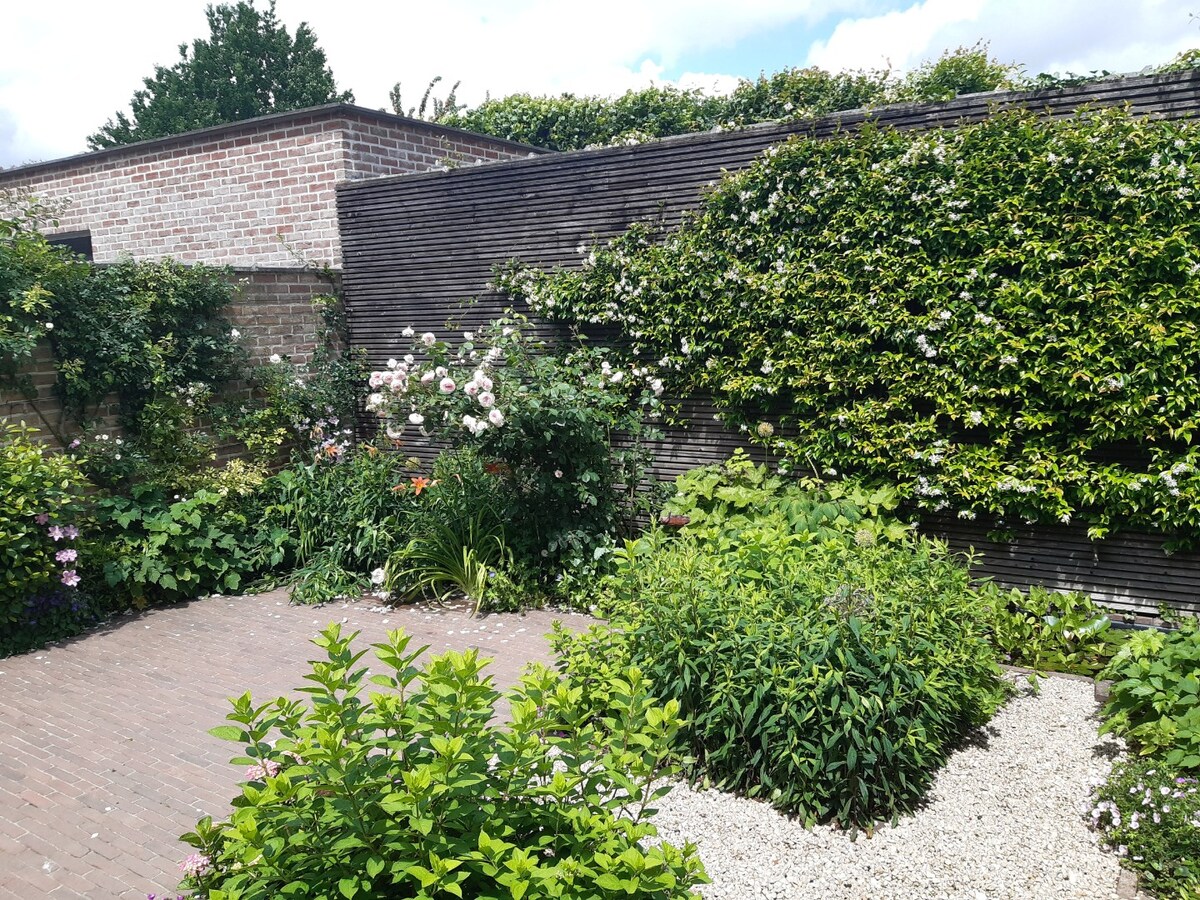 Goed gelegen woning met terras en tuintje. 