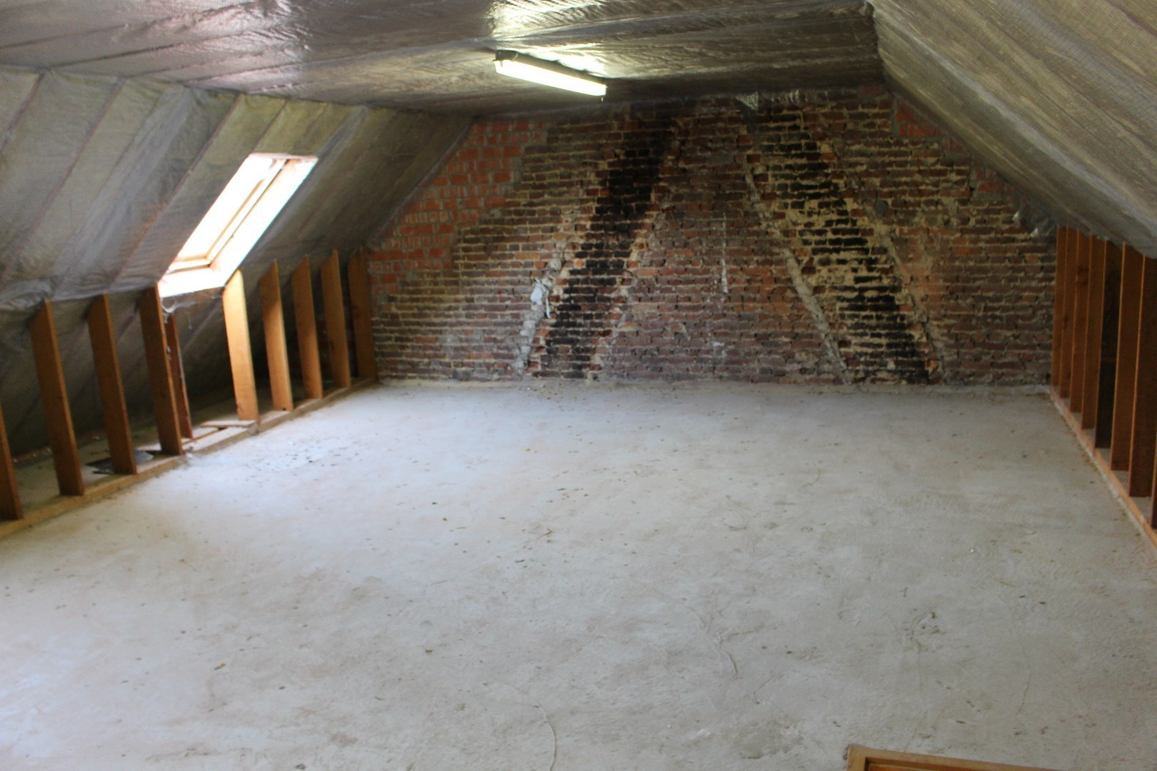 Kantoorruimte op het 1e verdiep te huur in het centrum van Ardooie 