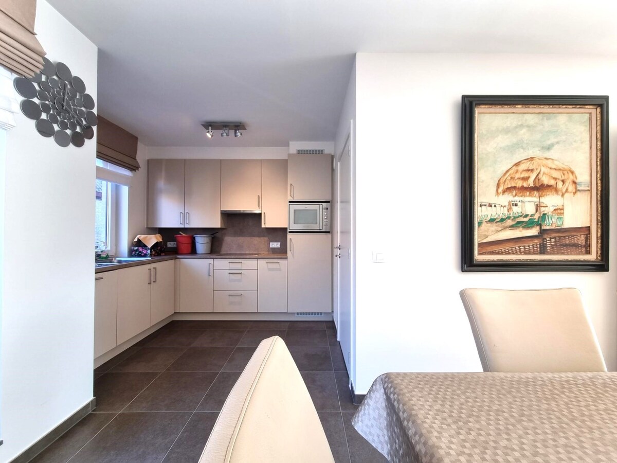 Zeer ruim, breed en lichtrijk woonappartement met groot zongericht terras 