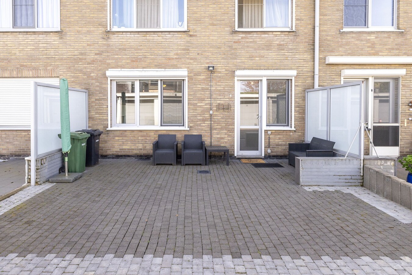 Instapklaar gelijkvloers met 2 slpks en garagebox 