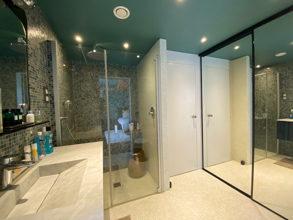 Authentique villa du 20e siècle, rénovée par un architecte de renom, avec 6 chambres et jardin ! 