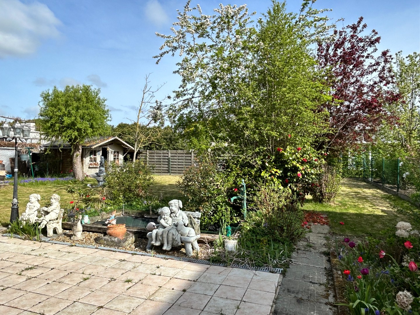 Degelijke alleenstaande woning met twee garages en tuin op 788m² 