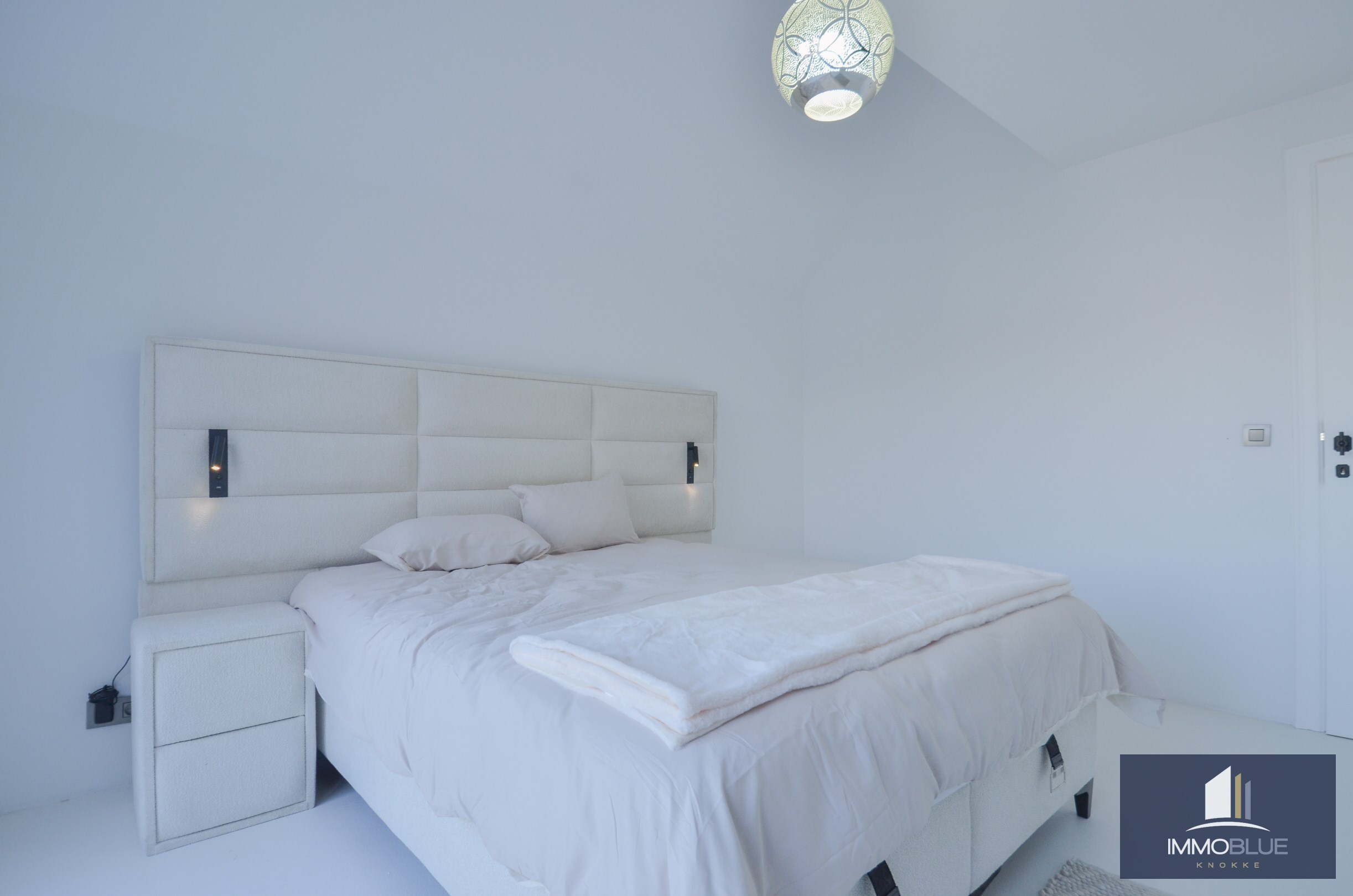 EXCLUSIEF : Duplexappartement met ruim terras gelegen in een kleinschalige nieuwbouwresidentie in Art Deco-stijl. 