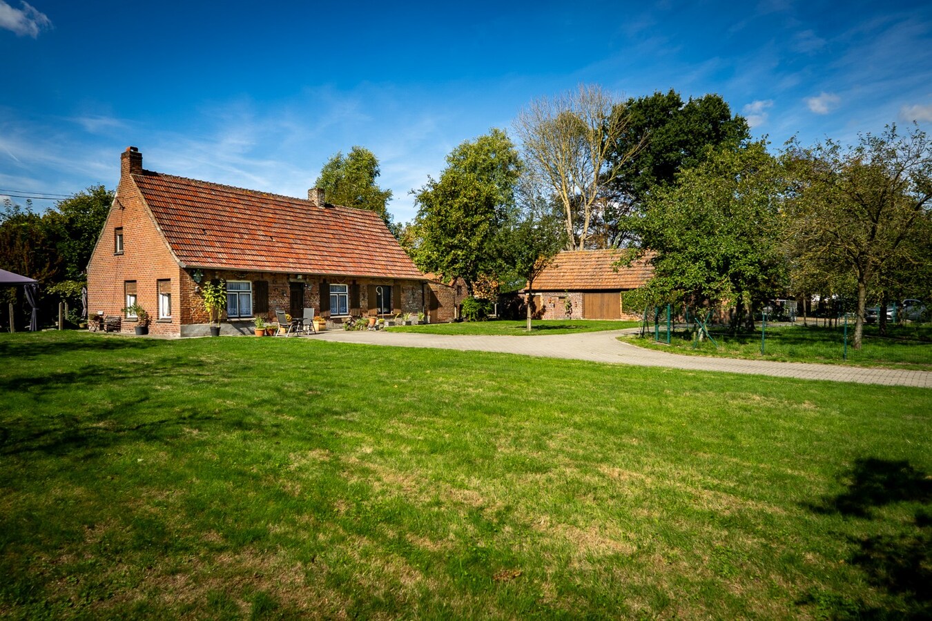 Renovated farmhouse with pasture on approximately 2 hectares in Veldegem. 