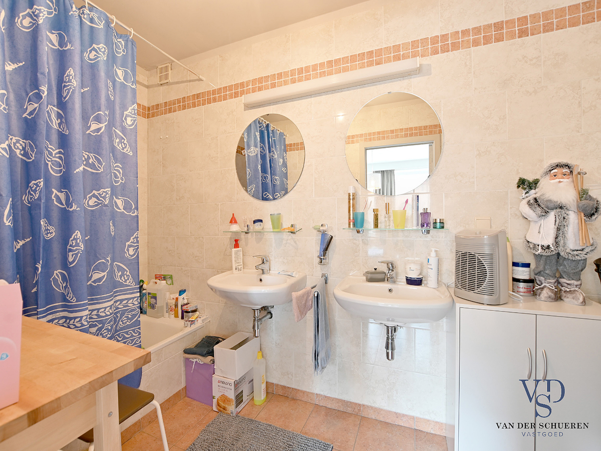 Tijdloos, ruim 1-slpk-appartement mét garagebox te centrum Gavere 