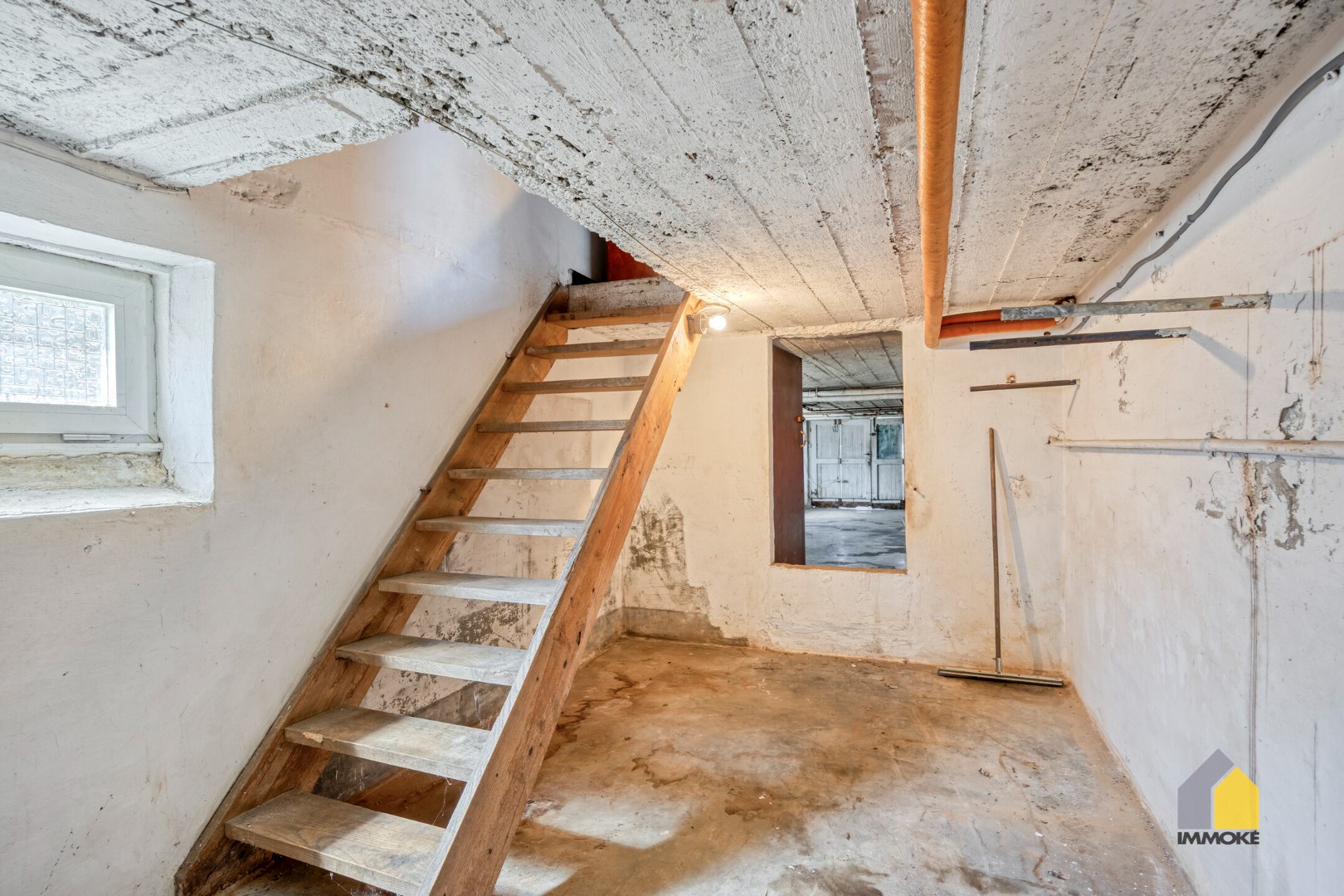 Karaktervolle, halfvrijstaande woning op 7a 31ca met aangrenzend weiland 16a 50ca. 