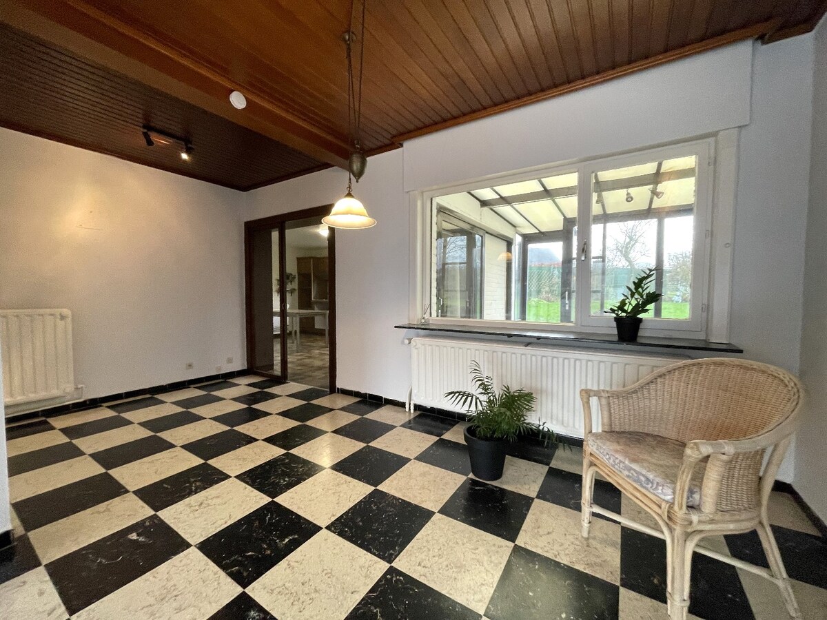 Stevige half-open bebouwing met 3 slaapkamers, tuin en garage te Moorslede 