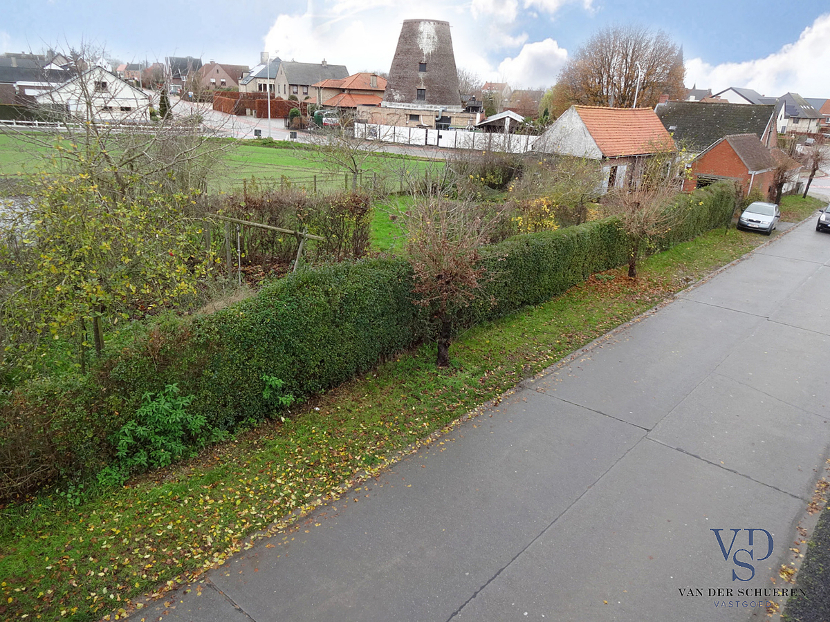 Karaktervolle, te renoveren woning (op bijna 900 m²). 