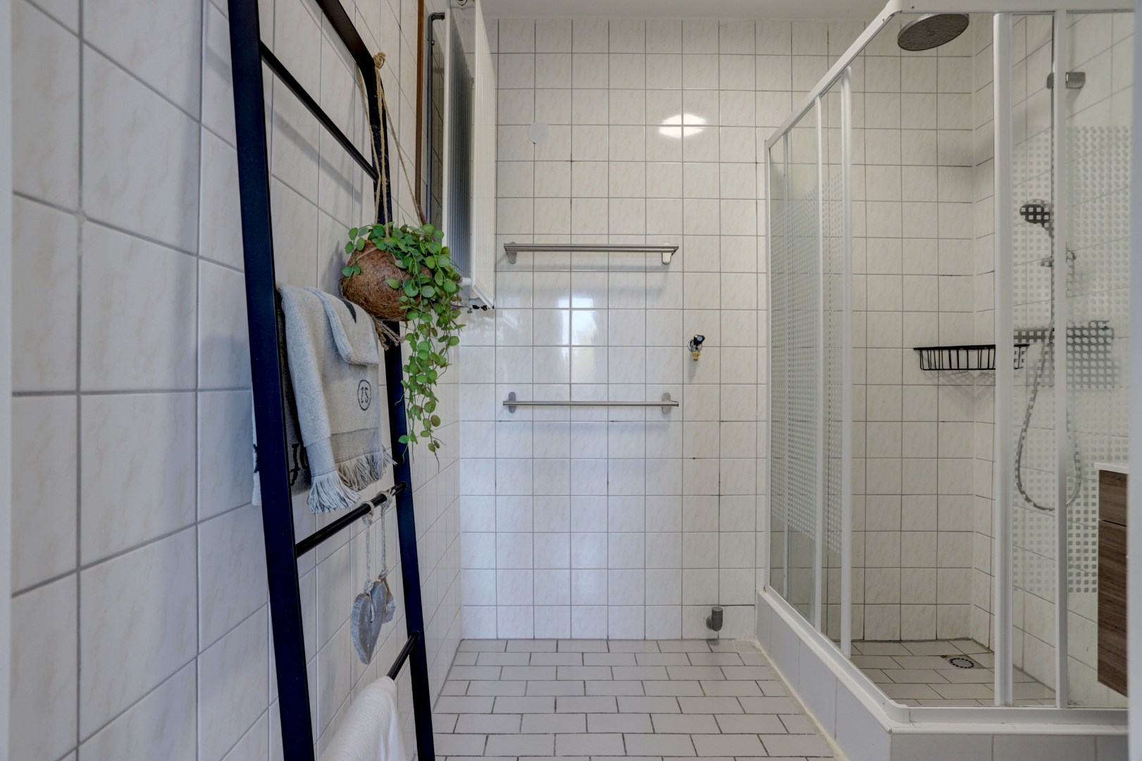 Instapklaar 3-kamer appartement op de 4e en 5e verdieping met ruim zonnig terras, eigen parkeerplaats in de parkeergarage, berging in de onderbouw en gelegen op eigen grond. 